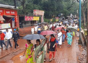 लक्ष वेधण्यासाठी त्यांनी चक्क असे काही केले…