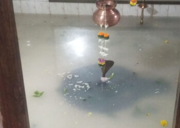 …अन गाभारा पाण्याने भरला
