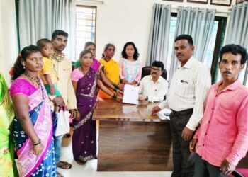 आदिवासी बांधव मूलभूत सुविधांपासून वंचित