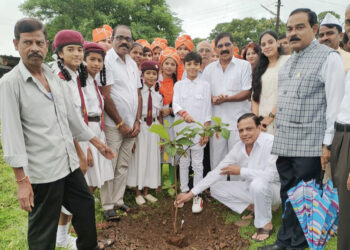 बापूसाहेब देशपांडे विद्यासंकुलात वृक्षारोपण