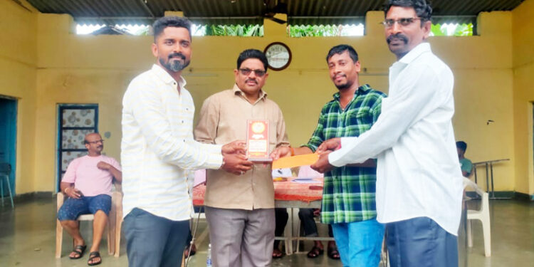 दांडा मित्रमंडळ आयोजित नारळ फोडी स्पर्धा; सोहम तोडणकरची बाजी