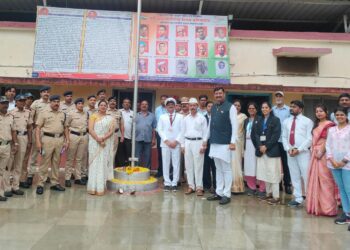 स्वातंत्र्यसैनिकांच्या वारसांना ध्वजारोहणाचा मान