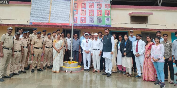 स्वातंत्र्यसैनिकांच्या वारसांना ध्वजारोहणाचा मान