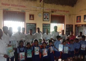 विद्यार्थ्यांना वह्यांचे मोफत वाटप