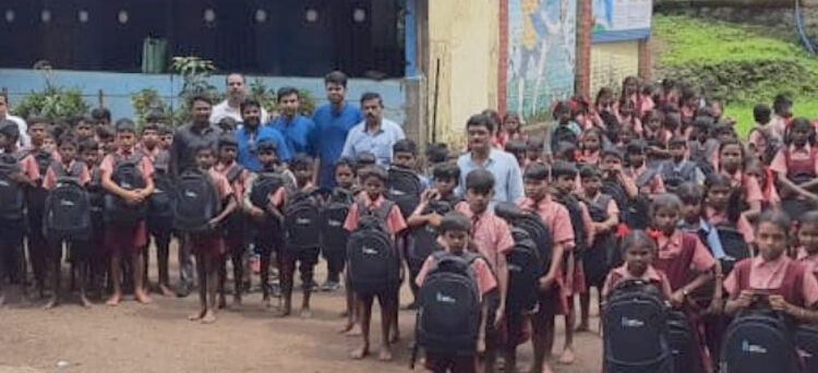 विद्यार्थ्यांना शैक्षणिक साहित्य वाटप