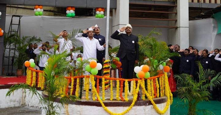 पनवेल मनपातर्फे ध्वजारोहण