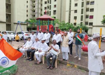 स्वप्नपूर्ती गृहसंकुलात ध्वजारोहण