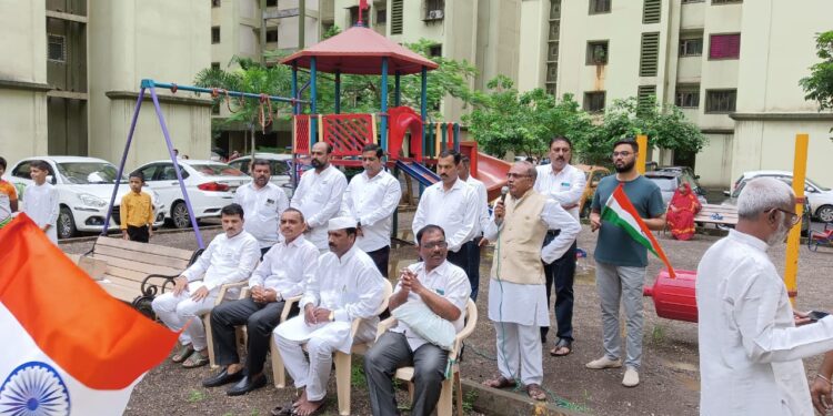 स्वप्नपूर्ती गृहसंकुलात ध्वजारोहण