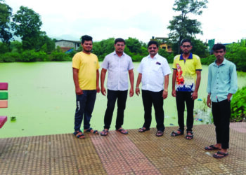 तलावाची स्वच्छता करण्यात यावी; ग्रामस्थांची सरपंचांकडे मागणी