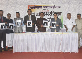 पेण न्यायालयात स्मरणिकेचे प्रकाशन