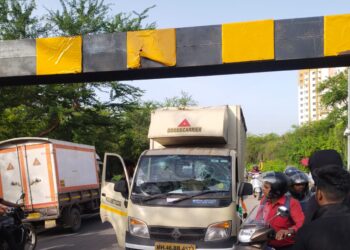 पोलची उंची तात्काळ वाढवा