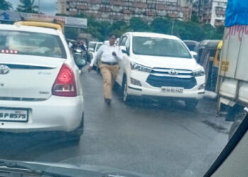 भर पावसात महिला पोलिसांची कर्तव्यदक्षता