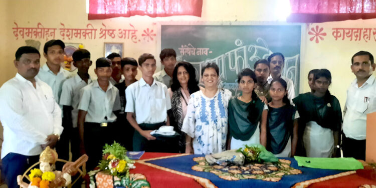 आदिवासी विद्यार्थ्यांना गणवेश वाटप