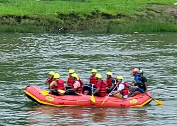 सावित्री नदीपात्रात रिव्हर राफ्टिंग
