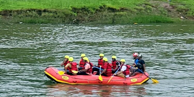 सावित्री नदीपात्रात रिव्हर राफ्टिंग