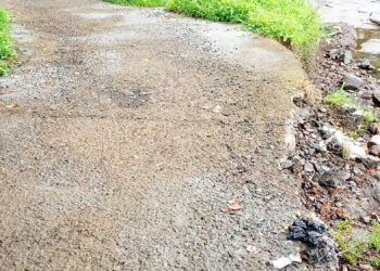 पुराच्या पाण्याने रस्त्याची दुरवस्था