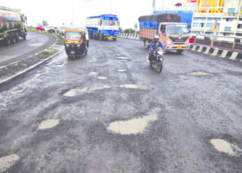 खारघरमधील रस्त्यांची चाळण; सिडको, कंत्राटदारांचे दुर्लक्ष