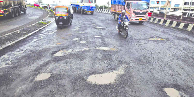 खारघरमधील रस्त्यांची चाळण; सिडको, कंत्राटदारांचे दुर्लक्ष