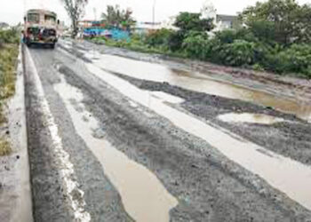 खड्डेमय महामार्गामुळे चालकांची दमछाक