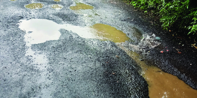 दामत-भडवल रस्त्यावरील डांबर उखडले