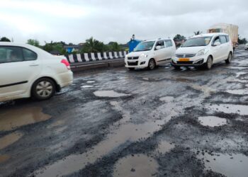 महामार्गाची दुरवस्था! सोशल मिडियावर टीका, संताप आणि मिम्सचा पाऊस