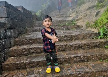 अडीच वर्षाच्या चिमुकल्या वेदांतने केला रायगड सर