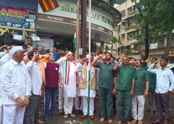 स्वच्छतादूतांच्या हातून ध्वजारोहण