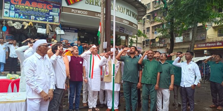 स्वच्छतादूतांच्या हातून ध्वजारोहण