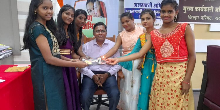 एसओएस सोगाव विद्यार्थिनींनी डॉ. किरण पाटील यांना बांधली राखी