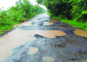 खड्डे बुजवा, अन्यथा एसटी बंद