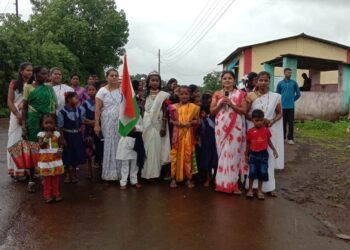 कामथ शाळेत ध्वजारोहण