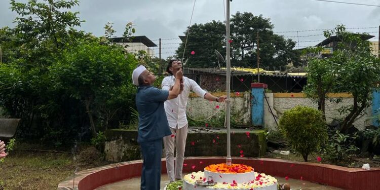 पुष्पधाम सोसायटीत झेंडावंदन