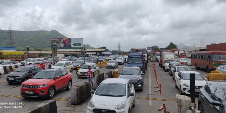 सलग सुट्ट्यांनी ‘एक्स्प्रेस-वे’ हाऊसफुल्ल