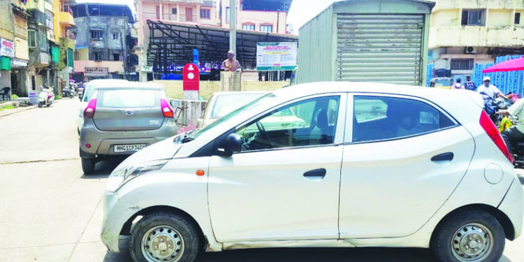 गांधी चौक बनला वाहनांचा अवैध पार्किंग