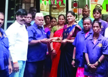 सफाई कर्मचार्‍यांचे केले औक्षण