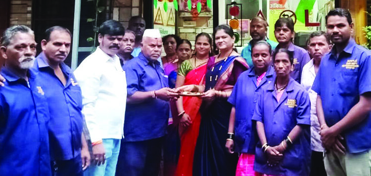 सफाई कर्मचार्यांचे केले औक्षण