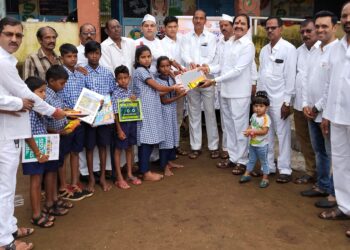 विद्यार्थ्यांना शालेय साहित्याचे वाटप