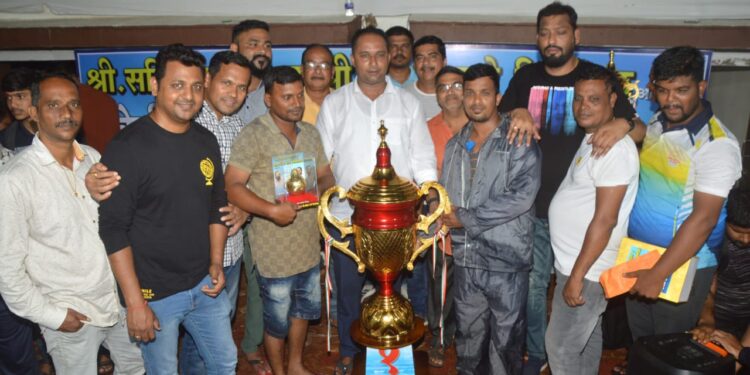 नागाव येथे नारळ फोडी स्पर्धा संपन्न