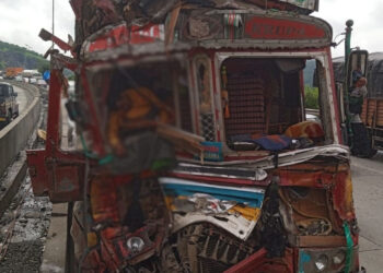 मुंबई पुणे महामार्गावर ट्रक व कारचा अपघात; एक जण ठार