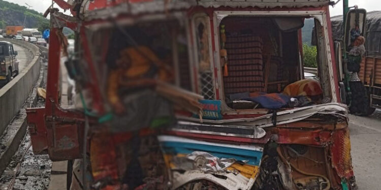 मुंबई पुणे महामार्गावर ट्रक व कारचा अपघात; एक जण ठार