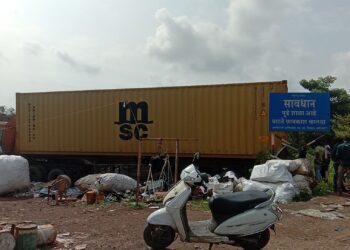 धक्कादायक! भंगाराच्या दुकानात घुसला मालवाहू ट्रेलर