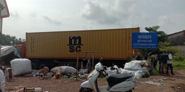 धक्कादायक! भंगाराच्या दुकानात घुसला मालवाहू ट्रेलर