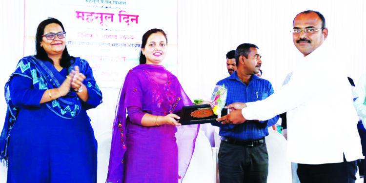 तलाठी अंकुश साळवेंचा सन्मान