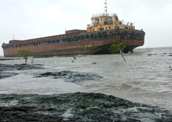 भरकटलेल्या दोन्ही बार्जवरील कर्मचारी सुखरूप