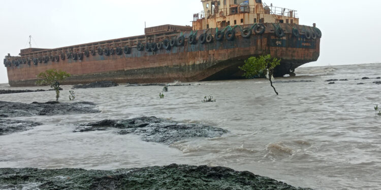 भरकटलेल्या दोन्ही बार्जवरील कर्मचारी सुखरूप