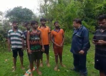 मुरुडमध्ये अडकलेल्या जहाजातील खलाशांच्या सुटकेचे 12 तास थरारनाट्य