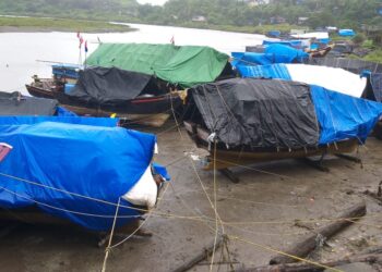 मुरूड- एकदरातील नौका लॉकडाऊन