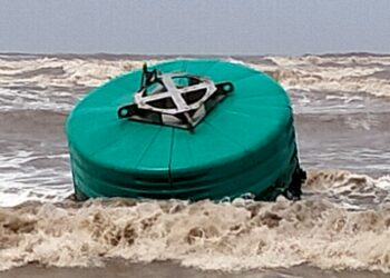 जहाजांना मार्ग दाखवणारा बोया मुरुडच्या किनारी वाहून आला