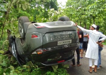 पर्यटकांचा अंदाज चुकला अन् असं घडलं…