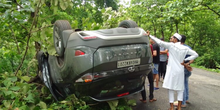पर्यटकांचा अंदाज चुकला अन् असं घडलं…